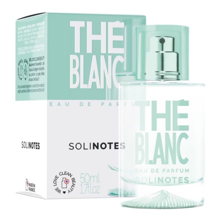 Le flacon en verre transparent de Solinotes Thé Blanc Eau de Parfum pour Femme 50 ml est présenté devant sa boîte assortie, qui présente un design minimaliste vert menthe et blanc. Dakar