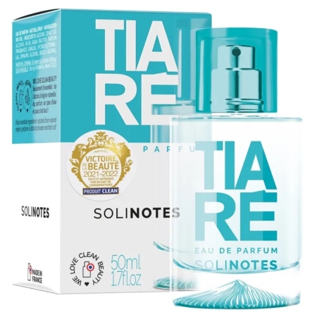 Solinotes Eau De Parfum Tiare 50 ml est présenté dans un coffret blanc avec un texte en gras de couleur sarcelle, un emblème de prix en or et une étiquette "Fabriqué en France". Le flacon est doté d'un bouchon sarcelle et d'accents assortis. Dakar