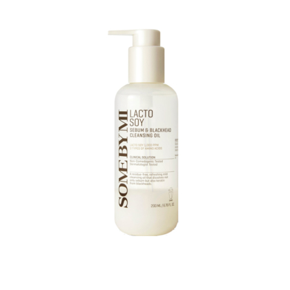 Un flacon transparent de Some By Mi Huile Nettoyante Douce Équilibrante Lacto Soy Sebum & Blackhead 200 ml avec une pompe blanche et une étiquette bilingue anglais et coréen. Dakar