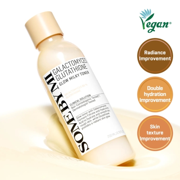 Un flacon de SOME BY MI Galactomyces Glutathione Glow Milky Toner repose sur une surface crémeuse. Un texte souligne ses avantages : amélioration de l'éclat, double hydratation et amélioration de la texture de la peau. Logo végétalien illustré. Dakar