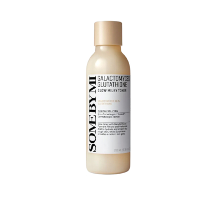 Une bouteille beige de SOME BY MI Galactomyces Glutathione Glow Milky Toner se tient debout. L'étiquette affiche les détails du produit en texte noir sur fond blanc. Dakar