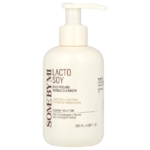 Un flacon pompe blanc étiqueté "Some By Mi Nettoyant Moussant et Exfoliant Doux Lacto Soy 180ml," met en avant le lacto soja, les acides aminés, et les tests cliniques. Contient 180ml (6.08 fl oz). Dakar