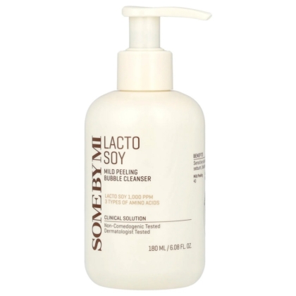 Un flacon pompe blanc étiqueté "Some By Mi Nettoyant Moussant et Exfoliant Doux Lacto Soy 180ml," met en avant le lacto soja, les acides aminés, et les tests cliniques. Contient 180ml (6.08 fl oz). Dakar