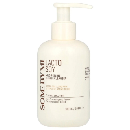 Un flacon pompe blanc étiqueté "Some By Mi Nettoyant Moussant et Exfoliant Doux Lacto Soy 180ml," met en avant le lacto soja, les acides aminés, et les tests cliniques. Contient 180ml (6.08 fl oz). Dakar