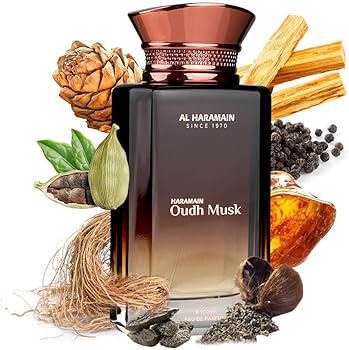 Le flacon du parfum Al Haramain Oudh Musk est entouré de divers ingrédients naturels, dont des gousses de cardamome, des bâtons de santal, des pommes de pin, du poivre noir, de la résine d'ambre et des racines séchées. Dakar
