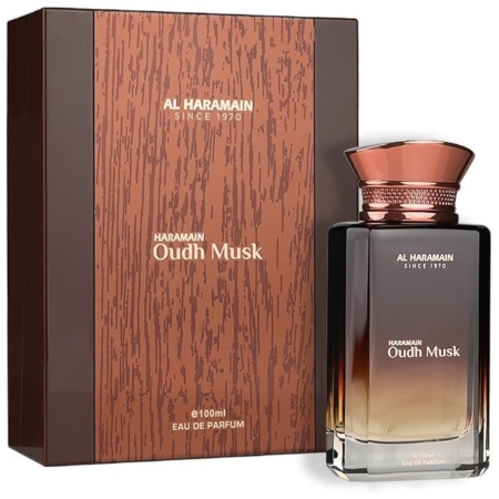 Un flacon d'Al Haramain Oudh Musk Eau de Parfum (100ml) avec un bouchon brun et cuivre, présenté à côté de son coffret brun assorti, à la texture boisée. Tous deux portent un texte blanc et doré. Dakar