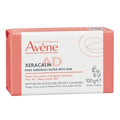 Un pain de savon Avène XeraCalm AD Ultra-Rich dans son emballage, étiqueté pour les peaux très sèches et à tendance atopique. L'emballage est blanc et corail, avec des informations sur le produit en anglais et en français, et pèse 100 g. Dakar