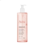 Un grand flacon-pompe transparent contenant le Gel nettoyant Avène XeraCalm Nutrition pour le visage et le corps, avec un liquide rosé à l'intérieur et un étiquetage rose et blanc. Le flacon contient 750 ml (25.3 fl. oz.). Dakar