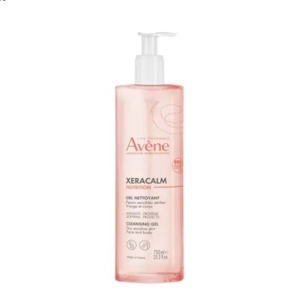 Un grand flacon-pompe transparent contenant le Gel nettoyant Avène XeraCalm Nutrition pour le visage et le corps, avec un liquide rosé à l'intérieur et un étiquetage rose et blanc. Le flacon contient 750 ml (25.3 fl. oz.). Dakar