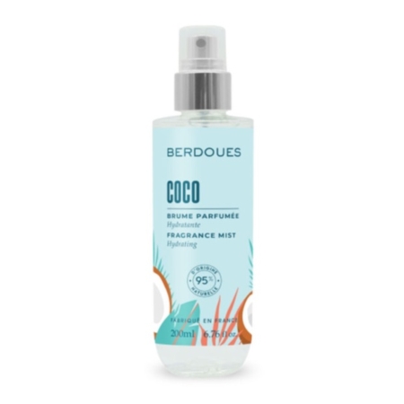 Un flacon pulvérisateur transparent étiqueté "Berdoues Coco Fragrance Mist" avec des accents bleus et orange, debout. Le flacon contient 200 ml et revendique 95 % d'ingrédients d'origine naturelle. Dakar