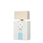 Flacon de parfum rectangulaire blanc avec un bouchon en bois clair. La face avant porte une étiquette bleue et dorée indiquant "Bianco Latte" et des accents décoratifs argentés. Le fond est blanc uni. Dakar