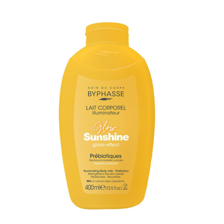 Un flacon jaune de 400ml de lait corporel Byphasse Glow Sunshine Lait Corporel Illuminuteur avec des prébiotiques. L'étiquette est en français et en anglais. Dakar
