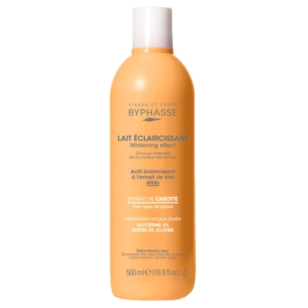 Un flacon orange de Byphasse Whitening Effect Brightening Milk, 500 ml, à base d'extraits de carotte, de kiwi, d'AHA, de glycérine et d'esters de jojoba, conçu pour le visage et le corps. Dakar