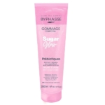Un tube rose de 300 ml de gommage corporel Byphasse Sugar Glow Gommage Corporel, avec des prébiotiques, comporte un texte sur ses effets nourrissants et illuminants sur la face avant. Dakar