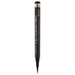 L'Eyeliner Calligraph Pro Précision 24h Mat Waterproof 010 Noir Intense (1,2 ml) de Catrice est un eyeliner liquide noir doté d'une pointe feutre fine et pointue et d'accents métalliques or rose sur le capuchon et la marque. Dakar