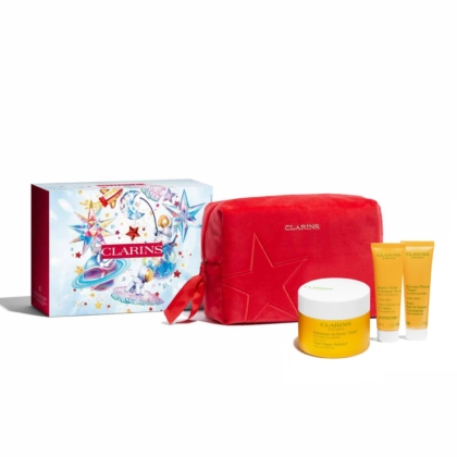 Un coffret cadeau Clarins avec une boîte colorée, une pochette rouge, un pot de crème pour le corps et deux tubes jaunes de produits de soin présentés sur un fond blanc. Dakar