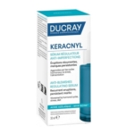Ducray Keracnyl Sérum Régulateur Anti-Imperfections 30ml, dans un emballage bleu et blanc, est idéal pour les peaux stressées ou affectées par les hormones, avec des éruptions récurrentes et des marques persistantes. Dakar