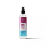 Un flacon pulvérisateur étiqueté "Aloe Lock Brume Hydratant Moisturizing Mist" avec un motif rose et bleu, debout sur un fond blanc. Dakar