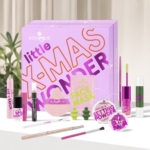 Le coffret festif Essence Calendrier de l'Avent 2025 Petite Merveille de Noël, présenté dans un écrin rose et violet, comprend un vernis à ongles, une poudre fixante, un masque pour le visage, un mascara, un baume à lèvres et des brosses, célébrant ainsi la magie de la beauté des fêtes de fin d'année. Dakar