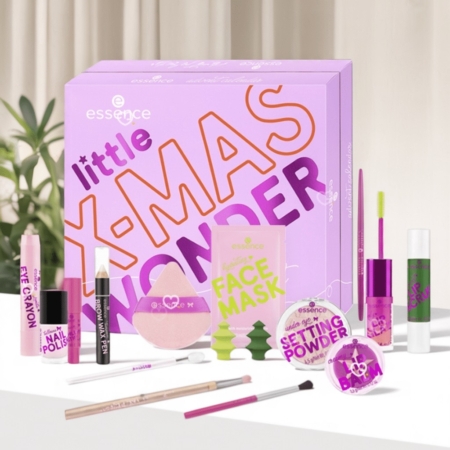 Le coffret festif Essence Calendrier de l'Avent 2025 Petite Merveille de Noël, présenté dans un écrin rose et violet, comprend un vernis à ongles, une poudre fixante, un masque pour le visage, un mascara, un baume à lèvres et des brosses, célébrant ainsi la magie de la beauté des fêtes de fin d'année. Dakar
