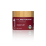 Un pot rouge de 150 ml avec un couvercle en bois étiqueté "Evashair Baume Fondant Pour Cheveux", un baume fondant pour tous les types de boucles, qui offre nutrition, protection et brillance, et contient 98,5% d'ingrédients naturels. Dakar
