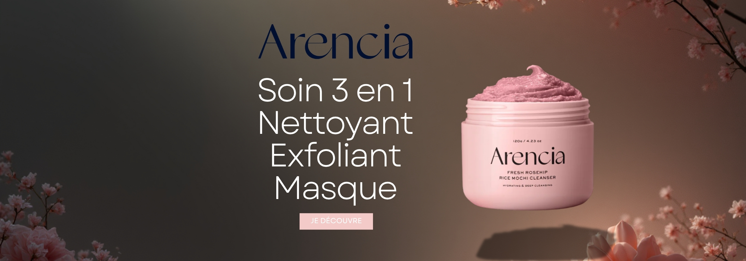 Un pot rose d'Arencia Fresh Freeze Face Mask Cleanser d'Univers Cosmetix se trouve sur un fond doux de fleurs de cerisier roses, à côté d'un texte en français le présentant comme un nettoyant, un exfoliant et un masque 3 en 1. Dakar