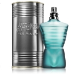 Un bidon métallique étiqueté "Jean Paul Gaultier Le Male" se trouve à côté du flacon bleu à rayures marinières Jean Paul Gaultier Le Male Eau de Toilette pour Homme 125ml en forme de torse masculin. Dakar