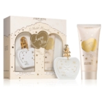 Le coffret cadeau pour femme Jeanne Arthes Amore Mio White Pearl comprend un flacon de parfum en forme de cœur, un tube de gel corporel assorti, et est présenté dans un emballage décoratif avec des étoiles dorées et des motifs en forme de cœur. Dakar