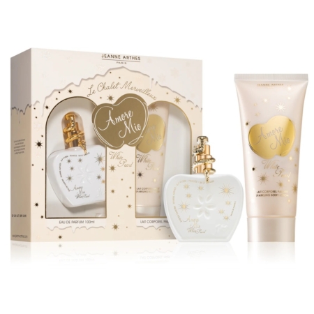 Le coffret cadeau pour femme Jeanne Arthes Amore Mio White Pearl comprend un flacon de parfum en forme de cœur, un tube de gel corporel assorti, et est présenté dans un emballage décoratif avec des étoiles dorées et des motifs en forme de cœur. Dakar