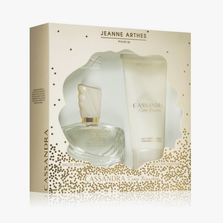 Coffret cadeau de Jeanne Arthes Paris Cassandra, comprenant un flacon de parfum et un tube de lotion, tous deux dans un coffret décoratif crème et or avec des points dorés et une écriture élégante. Dakar