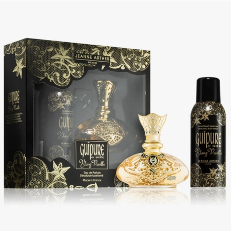 Coffret de parfum Jeanne Arthes Guipure & Soie Ylang Vanille, composé d'un flacon de parfum doré décoratif, d'un vaporisateur pour le corps assorti et d'un élégant coffret noir et or à motifs floraux. Dakar