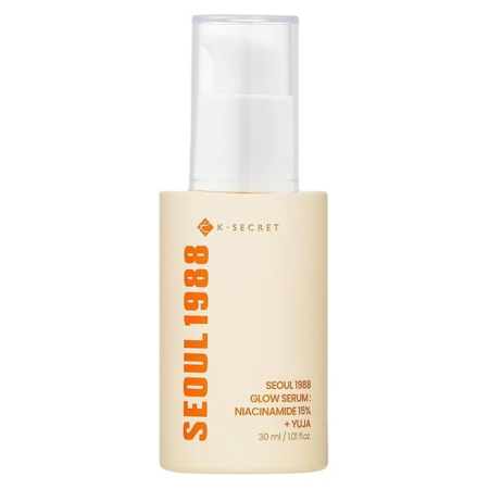 Un flacon beige de Ksecret Seoul 1988 Glow Sérum Illuminatrice : Niacinamide 15% + Yuja, 30 ml, avec une pompe blanche et un texte orange, conçu pour favoriser l'éclat et la luminosité de la peau. Dakar