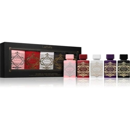 Coffret de cinq flacons de parfum Lattafa de différentes couleurs - rose, rouge, blanc, violet et noir - présentés devant une boîte d'emballage noire et dorée. Chaque flacon est orné d'une étiquette décorative. Dakar
