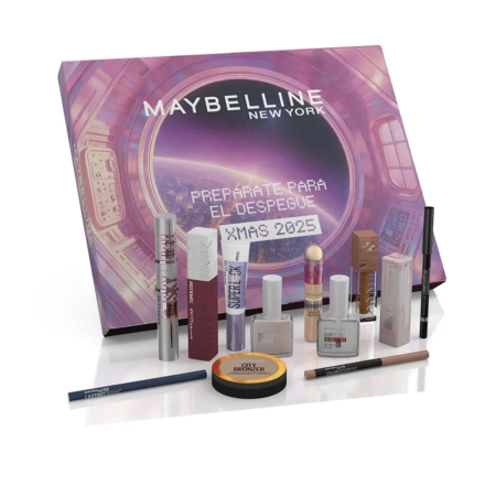 Un coffret cadeau Maybelline New York avec une boîte colorée sur le thème de l'espace, étiquetée "Prepárate para el Despegue Xmas 2025", présenté avec divers produits de maquillage, dont des rouges à lèvres, des mascaras, des poudres et des crayons. Dakar