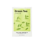 Un paquet de Missha Masque Tissu Green Tea Apaisant et Hydratant au Thé Vert 19 ml, avec des feuilles de thé vert sur un fond vert clair et des textes en anglais et en coréen soulignant sa formule apaisante et hydratante à base de thé vert. Dakar