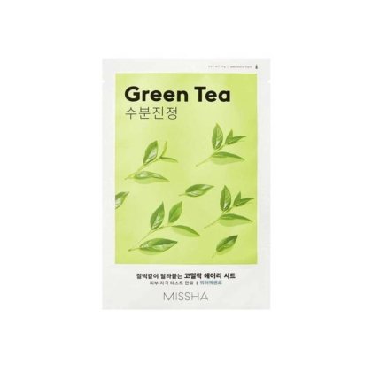Un paquet de Missha Masque Tissu Green Tea Apaisant et Hydratant au Thé Vert 19 ml, avec des feuilles de thé vert sur un fond vert clair et des textes en anglais et en coréen soulignant sa formule apaisante et hydratante à base de thé vert. Dakar