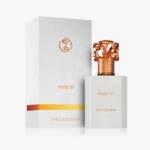 Un flacon rectangulaire blanc avec un bouchon doré et un texte doré, étiqueté "Musk 07 Extrait de Parfum Mixte 50ml" et "Swiss Arabian", se trouve à côté d'une boîte blanche et dorée assortie avec le même marquage. Dakar