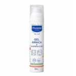 Mustela Gel Arnica et calendula BIO 100ml se présente dans un flacon blanc avec une pompe, une étiquette bleue et verte, et des icônes visage/corps, indiquant qu'il convient aux bébés et aux enfants. Dakar