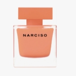 Un flacon de parfum carré, de couleur pêche, avec le mot "NARCISO" en lettres capitales noires sur le devant et un bouchon rectangulaire assorti, sur fond blanc. Dakar
