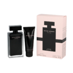 Coffret cadeau Narciso Rodriguez For Her composé d'une boîte noire et rose, d'un flacon rectangulaire de parfum Narciso Rodriguez For Her et d'un tube de lotion pour le corps noir assorti, disposés côte à côte. Dakar