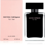 Un flacon de 50ml de Narciso Rodriguez for Her Eau de Toilette pour femme se trouve à côté de sa boîte rose pâle. Le flacon rectangulaire noir avec un texte blanc contient 1.6 fl. oz. de ce parfum iconique. Dakar