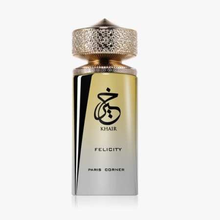 Un flacon de parfum de luxe avec un bouchon en or texturé et un corps dégradé d'or à argent. Le flacon présente une calligraphie arabe noire audacieuse, le mot "KHAIR" et l'étiquette "FELICITY PARIS CORNER". Dakar