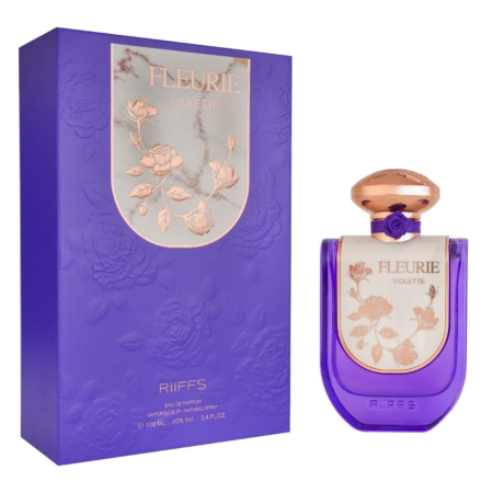 Un flacon violet du parfum "Fleurie Violette" de Riiffs se trouve à côté de sa boîte violette et dorée à motifs floraux, tous deux ornés de roses et d'élégantes touches d'or. Dakar