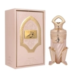 L'Extrait de parfum Noor de Riiffs mixte éclatant 100 ml présente un luxueux flacon aux accents dorés, présenté à côté de son coffret rose et or assorti, orné d'écritures arabes et de motifs ornementaux. Dakar