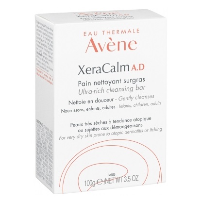 Une boîte d'Avène XeraCalm A.D. Pain nettoyant ultra-riche pour peaux très sèches ou atopiques, format 100g, avec un texte en français et en anglais détaillant ses bienfaits nettoyants doux pour les nourrissons, les enfants et les adultes. Dakar