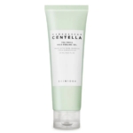 Un tube vert pâle de SKIN1004 Madagascar Centella Tea-Trica Mild Peeling Gel, debout, avec les détails du produit imprimés en noir sur le devant. Dakar
