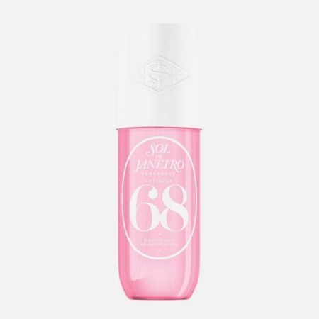 Un flacon rose de la brume de parfum Sol de Janeiro Cheirosa '68 avec un bouchon blanc, avec un texte et une marque blancs sur le devant. Le flacon se tient debout sur un fond clair uni. Dakar