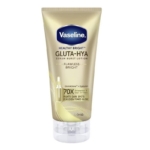 Un tube doré de Vaseline Lotion Sérum Corporel Teint Parfait et Éclatant Gluta Hya Flawless Tone, 200 ml, contient du GlutaGlow et du Hyaluron et prétend combattre les taches sombres pour une peau uniforme et radieuse. Dakar