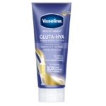 La Vaseline Lotion Sérum de Nuit Corporel Éclat Gluta Hya Overnight Radiance de 200 ml contient du GlutaGlow, du Hyaluron et 10x de la vitamine C dans un tube violet et or. Dakar
