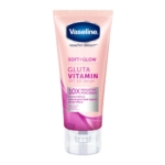 Un tube rose de 200 ml de Vaseline Sérum Corporel Illuminatrice et Anti Taches SPF20 Soft Glow Gluta Vitamin, décrit comme éclaircissant et réduisant les taches sombres, avec un bouchon transparent, est présenté sur un fond blanc. Dakar